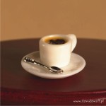 Miniaturowa filiżanka z kawą