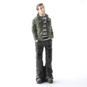 Miniaturowa figurka "Chłopiec w kurtce"