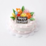 Miniaturowy tort urodzinowy - śmietankowy
