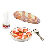 Miniaturowa sałatka Caprese i bagietka