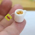 Miniaturowe kubki z herbatą