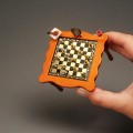 Miniaturowy stolik z szachami            R/825/1