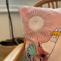 MUMINKI Poduszka dekoracyjna "Moomin Love"         MMCUSLOV001A
