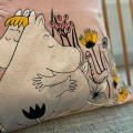MUMINKI Poduszka dekoracyjna "Moomin Love"         MMCUSLOV001A