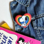 Broszka ozdobna PEANUTS "Snoopy Rainbow"