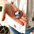 Broszka ozdobna PEANUTS "Snoopy Rainbow"
