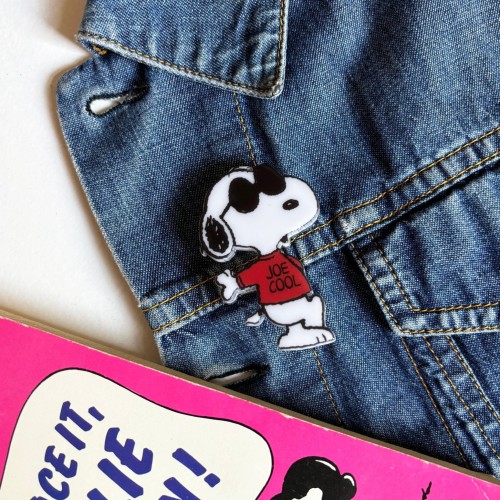 Broszka ozdobna PEANUTS "Snoopy Joe Cool"