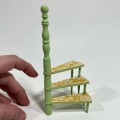 Miniaturowa mównica i schodki biblioteczne DIY