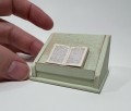Miniaturowa mównica i schodki biblioteczne DIY