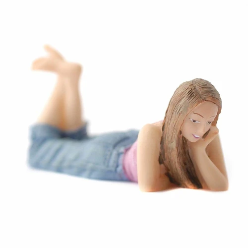 Miniaturowa figurka "Nastolatka leżąca"    DP320