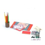 Miniaturowe ołówki w kubku i listy