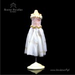 Miniaturowy manekin z sukienką