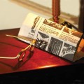 Gazety i okulary   Z/DHE/3697