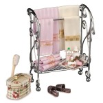 Miniaturowy regał z akcesoriami