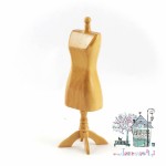 Miniaturowy manekin drewniany