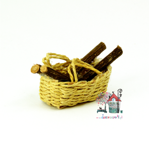 Miniaturowe drewno kominkowe w koszu