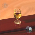 Miniatura lampki białego wina