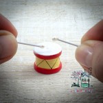 Miniaturowy bębenek z pałeczkami