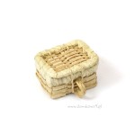 Miniaturowy kosz wiklinowy z pokrywą