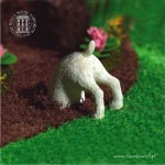 Miniaturowy pies kopiący w ziemi