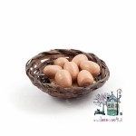 Miniaturowe jajka w koszyku