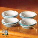 Miniaturowe talerze w błękitne pasy