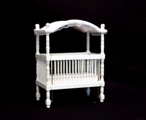 Miniaturowe łóżko dziecięce z baldachimem